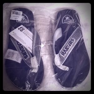 Nwt. Oakland Raiders sandals.